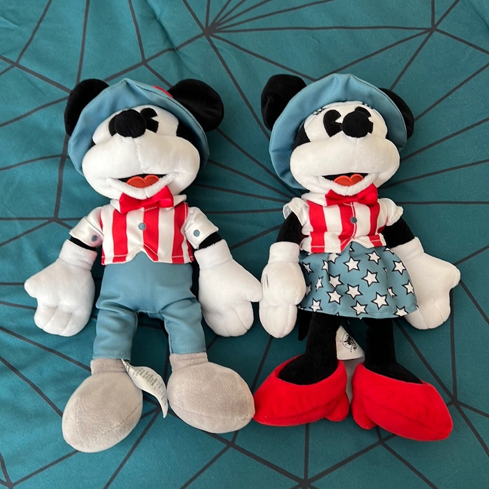 New without tags Disney’s Mickey and Minnie Americana Plushed Doll Set